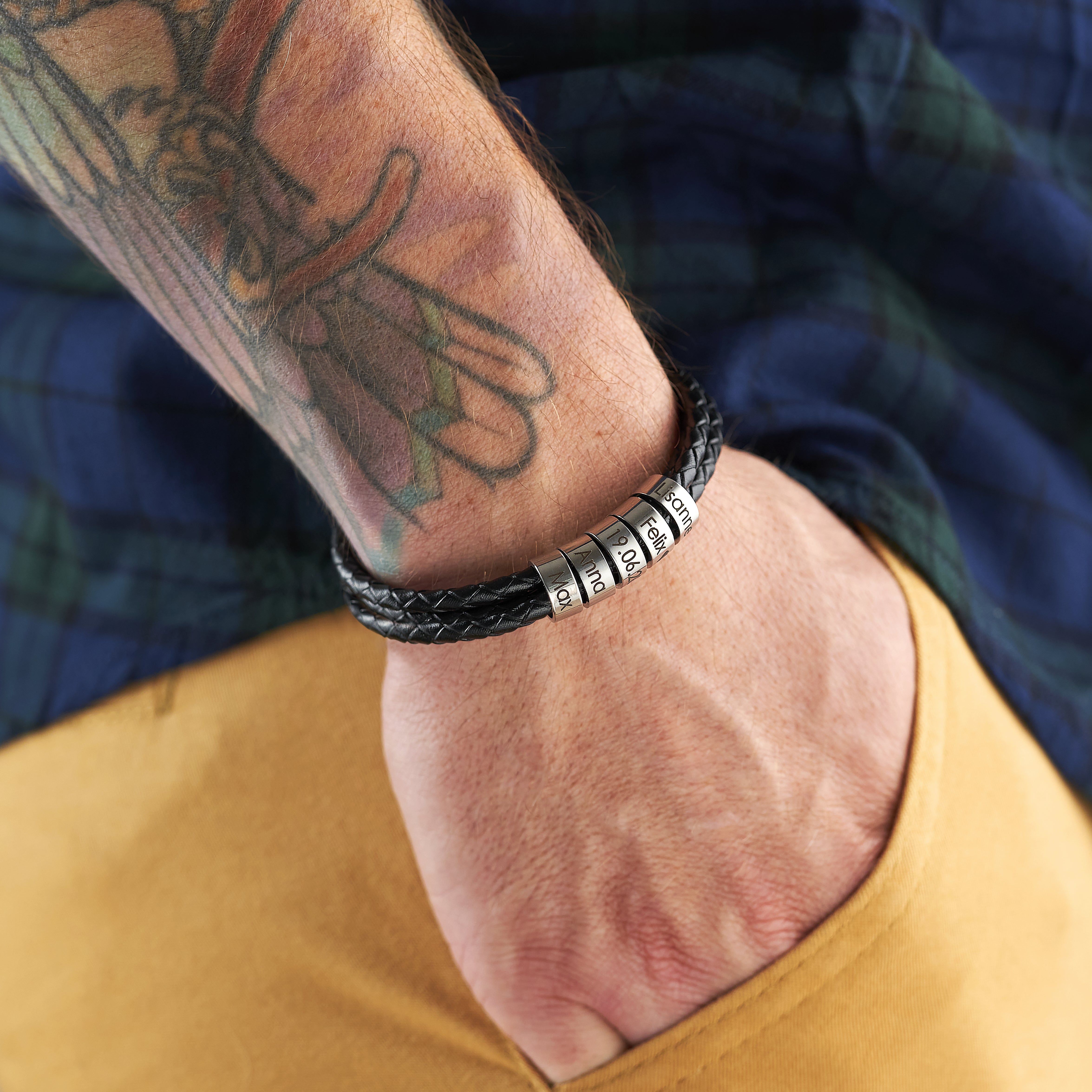 Pulsera de cuero con anillos grabados