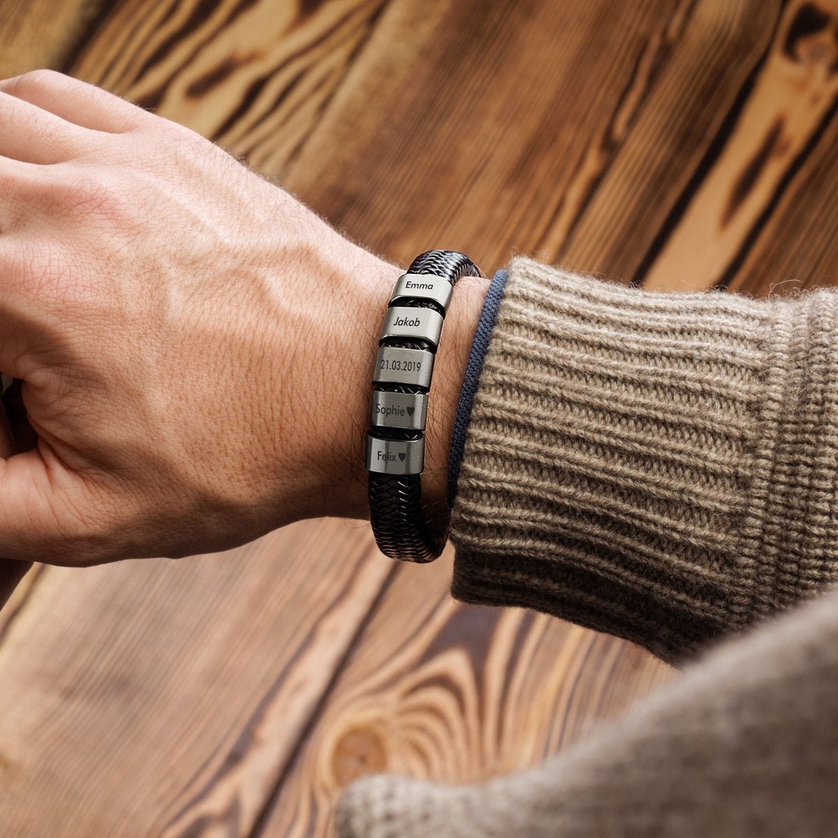 Geflochtenes Lederarmband mit gravierten Beads - Papasplatz