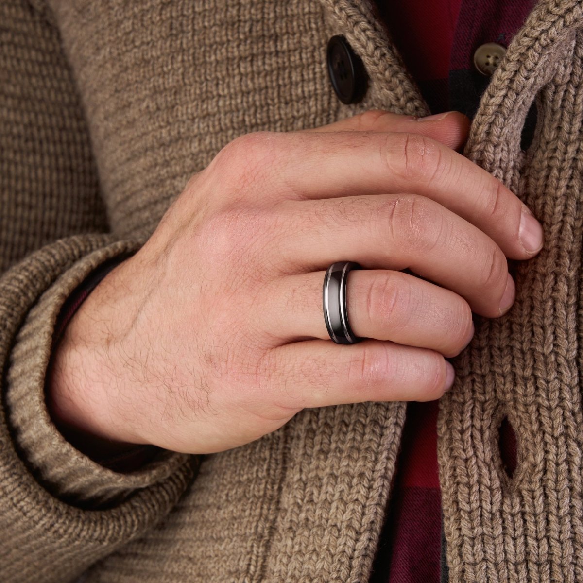 Personalisierter schwarzer Titanring mit silbernen Akzenten - Papasplatz