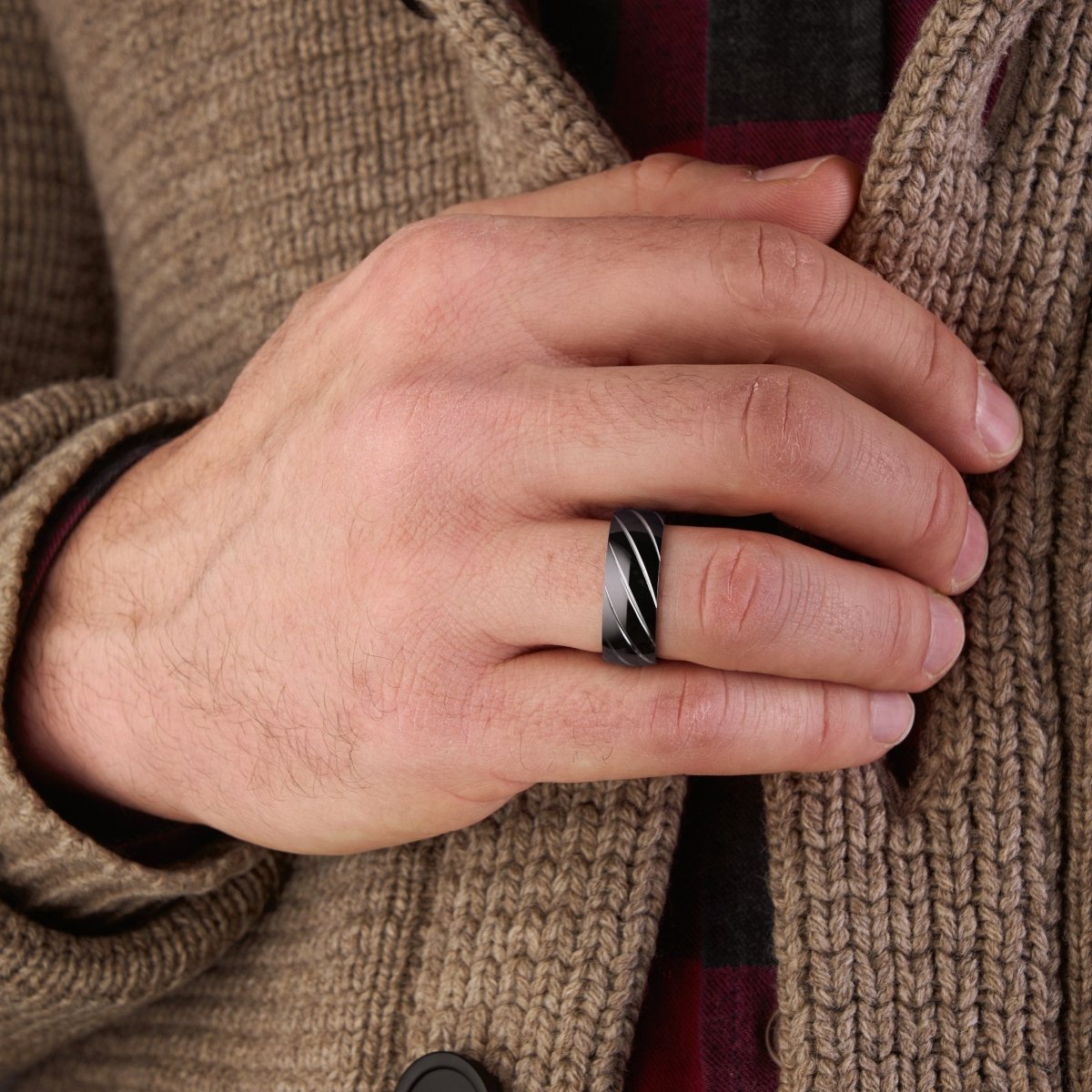 Schwarz gestreifter Titanring mit Gravur - Papasplatz