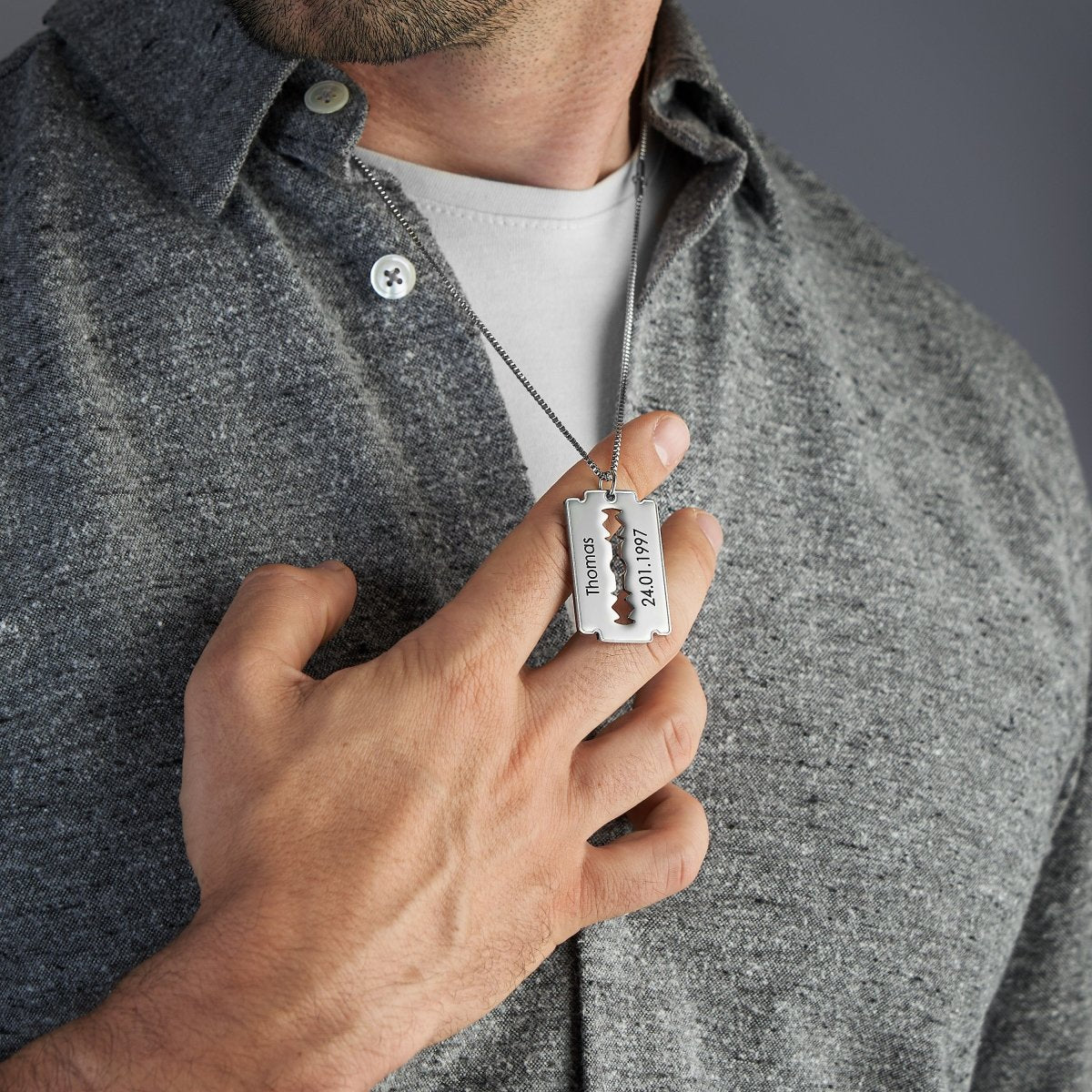 Halskette mit gravierter Rasierklinge - Papasplatz